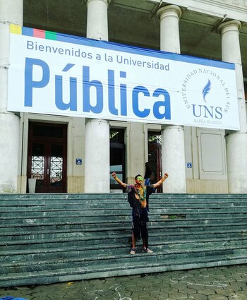 Christian Amarilla en las escalinatas