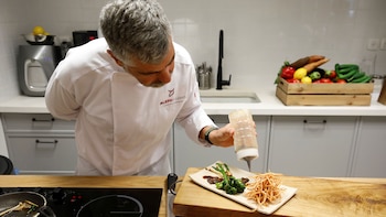 Un chef prepara un plato