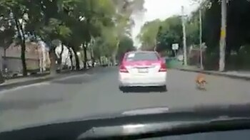 El auto se alejó y