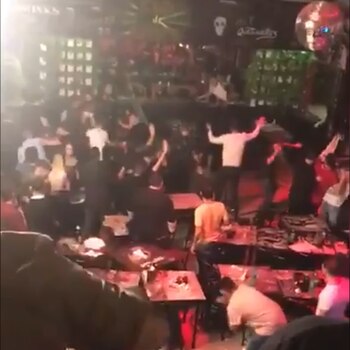 Los involucrados en la pelea se arrojaron mesas, sillas y vajilla