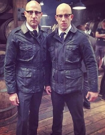 Joe Watts (derecha) es un