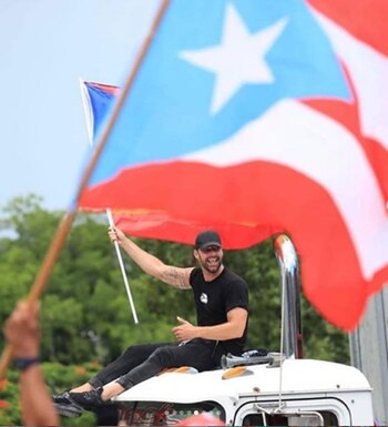 Al frente de la marcha,