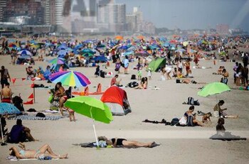 Una de las causas principales son los “muchos tipos de derrames y desechos urbanos agrícolas” . Como consecuencia, millones de personas han enfermado por nadar en esas aguas contaminadas (Foto: AP/Frank Franklin II)