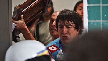 Aguirre forcejea con los policías