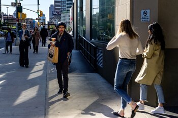El autor durante una entrega