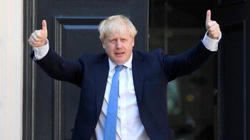 Boris Johnson saluda en la