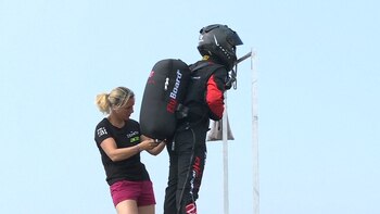 Una asistente ayuda a Zapata