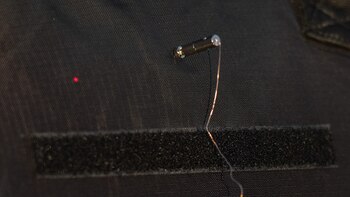 Un láser indica a dónde