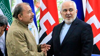 Daniel Ortega junto al canciller