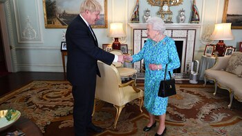 Johnson recibe el saludo de