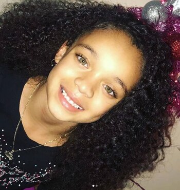 La madre de la pequeña