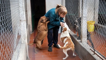 Patricia con Reina, la perrita
