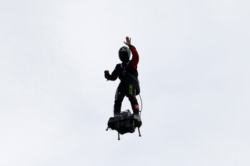 Zapata saluda a la gente