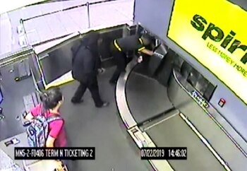 Aunque un trabajador miró a