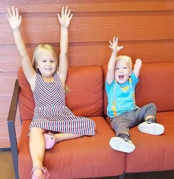 Joseph junto a su hermana