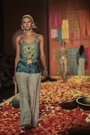 Un conjunto de dos piezas.