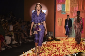 En taftán con cinturón bordado,