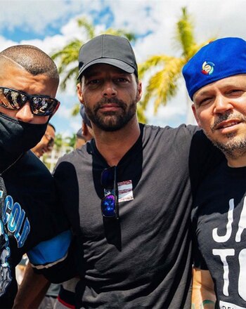 Ricky, junto a Residente y