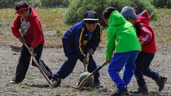 Los chicos juegan al palín,