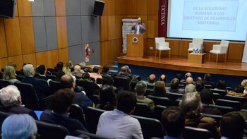 “Argentina es un país muy afectado por el calentamiento global”, enfatizó Valdés durante su exposición en el auditorio de la UCEMA. Foto: Fernando Calzada.