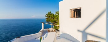 “Esta espléndida vivienda, una de las pocas que goza de acceso directo al mar, es un testimonio del talento creativo de sus propietarios y del mar incondicional por el lugar inaccesible que la alberga”