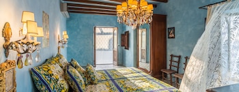 Cortinas de encaje – un elemento básico en Sicilia – se ven en toda la villa