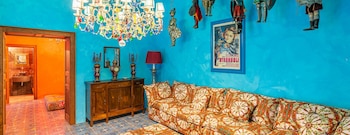 “La residencia que se asoma sobre un pedazo de roca a pico sobre el mar -explicaron-, nace de la perfecta fusión de tres típicas construcciones locales de perfiles sinuosos y de color blanco cándido, armoniosamente colocadas en este lugar de encuentro entre el hombre y el paisaje”