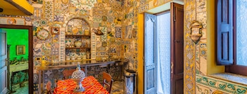 Los objetos refinados producidos por artesanos locales y cortinas de encaje se lucen en el interior de la casa, mientras que la cerámica esmaltada italiana pintada a mano y muy colorida adorna las paredes y los pisos de toda la propiedad