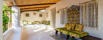 Con los más de 500 m2 de superficie, de los cuales 235 son de interiores, la residencia sorprende con rincones inesperados y una arquitectura articulada