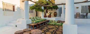 Al estilo de la marca, la mansión está amueblada con piezas y telas únicas de la casa de moda combinadas con piezas locales hechas a mano, coloridos azulejos de mayólica pintados a mano y cortinas de encaje que crean una estética única