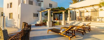 La propiedad de siete dormitorios y nueve baños se encuentra en la isla volcánica en el archipiélago eólico de Sicilia, y se creó cuando los desarrolladores fusionaron tres edificios locales, manteniendo la finca en el estilo de la arquitectura clásica mediterránea