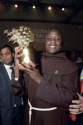 Peter Tabichi con el premio