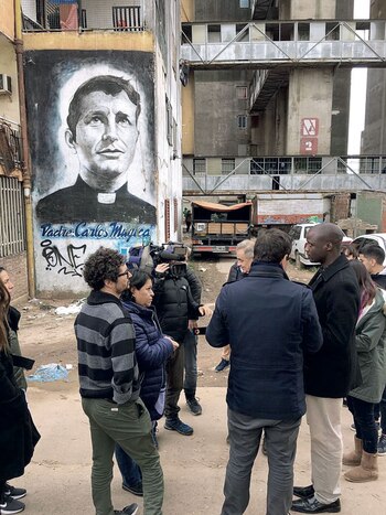 Peter Tabichi recorrió el barrio
