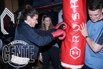 Florecnia Raggi se puso los guantes y le pegó a la bolsa.