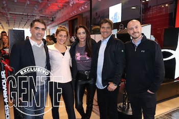 Delfina Pignatiello y Luciana Aymar junto a Guillermo Zakian, Manuel Ovalle, y Juan José Roque.