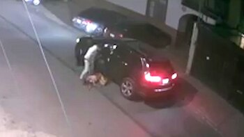 La mujer quedó inconsciente en el suelo. Pese a ello, su ex pareja continúo pateándola y hasta tomándole fotografía (Foto: Especial)