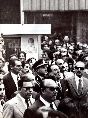 Perón camina por la avenida