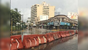 Las lluvias registradas la mañana de este sábado inundaron varias partes de Mazatlán, incluyendo el Centro Histórico (Foto: Twitter Instituto de PC Sinaloa)