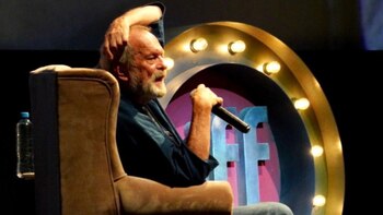 Además de recibir la Cruz de Plata, el británico dio una conferencia magistral ante 1.000 personas en la ciudad de Guanajuato (Foto: Twitter Guanajuato Film Fest)