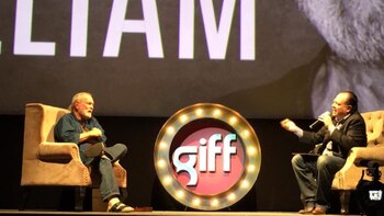 La conferencia magistral de Terry Gilliam fue moderada por el actor Sergio Zurita(Foto: Twitter Guanajuato Film Fest)