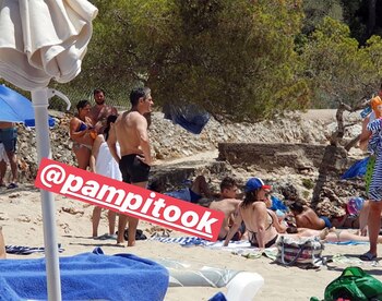 La pareja aprovecha para descansar