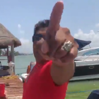 El capitán del yate le