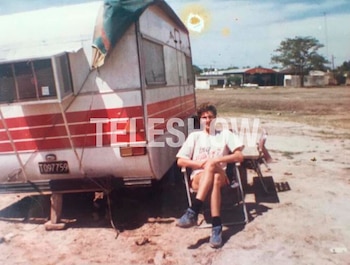 Flavio al lado del tráiler