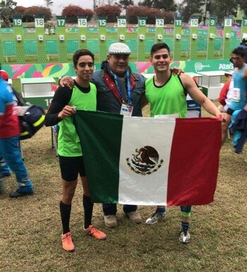 Silva y Carrillo festejan su triunfo en pentatlón moderno de relevos (Foto: Cortesía de Conade)