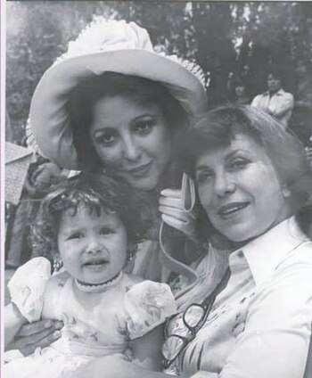 Angélica María (c) con su