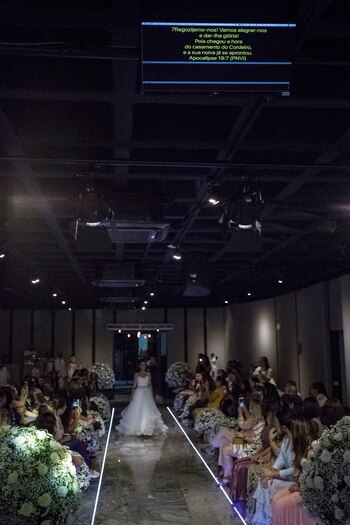 Fieles desfilan como “novias de