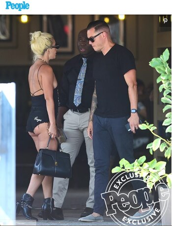 La cantante se vistió muy