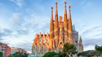 Sagrada Familia. El arquitecto español y máximo representante del modernismo Antoni Gaudí no vivió para ver su Sagrada Familia terminada; de hecho, todavía se está construyendo y según su sitio web, se espera que la construcción cese en 2026 (Shutterstock)