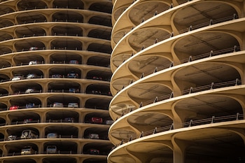 Marina City, un complejo de edificios de uso mixto que ocupa toda una manzana de la Calle State en Chicago, fue el primer complejo residencial de altura en Estados Unidos tras la Segunda Guerra Mundial y se le acredita como el responsable de reimpulsar los proyectos residenciales dentro de las ciudades (Shutterstock)
