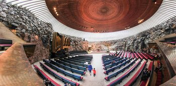 La Iglesia de Temppeliaukio en Helsinki está construida sobre una roca subterránea natural (Shutterstock)